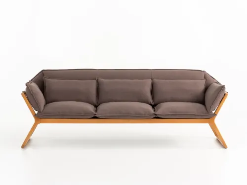 STAY üçlü kanepe kahverengi kumaş ile ahşap iskelet ve askılı minder yapısıyla modern lobi oturma grubu ve ofis bekleme koltuğu ihtiyacınıza prestijli bir çözüm sunar.