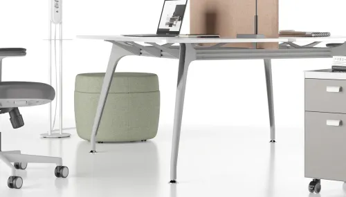 STRIPE ARC çalışma masasında beyaz yüzey, somon tonlu panel ve kavisli metal ayak detayı, yumuşak geçişli modern ofis masası karakterini öne çıkarır.