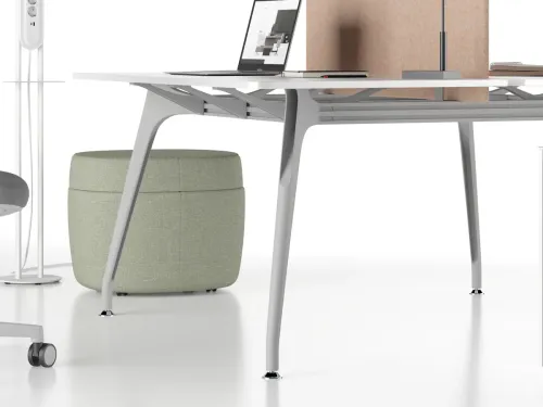 Bu detay görselinde STRIPE ARC’ın kavisli ayak yapısı, panel destekli masa kurgusu ve teknik açıdan düzenli çalışma dili öne çıkar.