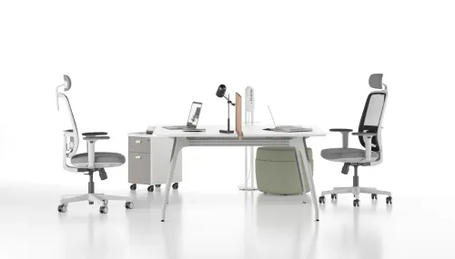 STRIPE ARC ikili workstation, beyaz masa yüzeyi, kavisli ayak formu ve mobil keson desteğiyle modern personel masası ihtiyacına sade bir çözüm sunar.