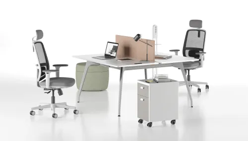 STRIPE ARC ikili workstation, beyaz çalışma yüzeyi ve somon panel desteğiyle açık ofislerde dengeli, zarif ve odaklı bir çalışma alanı oluşturur.