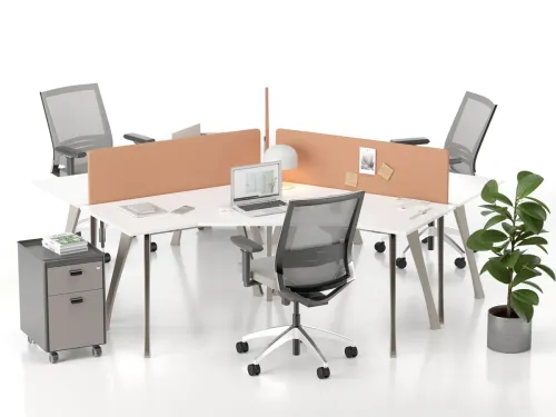 STRIPE dört kişilik workstation, beyaz çalışma yüzeyi ve somon tonlu panel desteğiyle açık ofislerde düzenli, modern ve dengeli bir ekip çalışma alanı oluşturur.