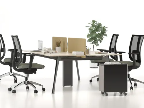 STRIPE dörtlü workstation, Akasya tonuna yakın masa yüzeyi, kum panel bölücüleri ve mobil kesonlu ofis masası yapısıyla ekip çalışmasını düzenli bir zemine taşır.