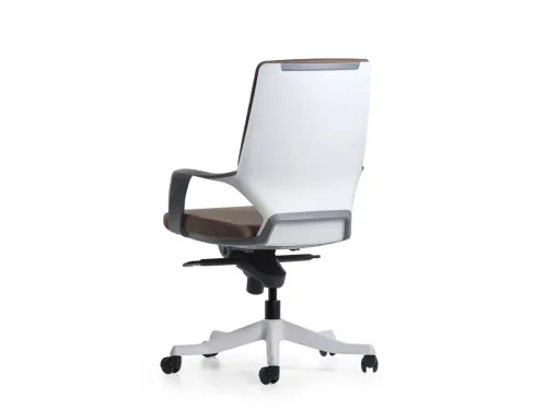 SWAN modern ofis koltuğu, beyaz gövde yapısı, açık kahve kumaş detayı ve alüminyum ayaklı formuyla çağdaş ofis düzenlerine sakin bir karakter kazandırır.