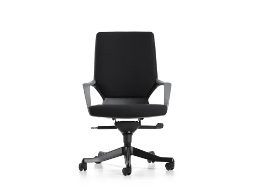 SWAN siyah ofis sandalyesi, monoblok gövde yapısı, geniş oturum hissi ve kontrollü ergonomisiyle güçlü, sade ve modern bir çalışma alanı çözümü sunar.