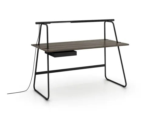 T50 çekmeceli home office çalışma masası, Kül Meşe görünümlü tabla yüzeyi ve siyah metal iskeletiyle dar alanlarda düzenli, modern ve sakin bir çalışma alanı oluşturur.