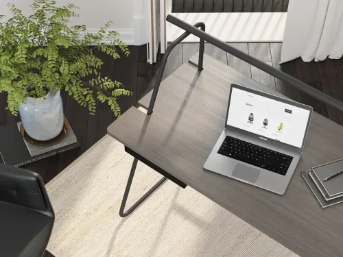 Metal strüktür ve yalın tabla yüzeyi, T50’nin modern laptop çalışma masası karakterini sade bir üst görünümle gösterir.