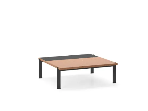 Amerikan Ceviz yüzey, koyu lake panel, entegre etajer ve yalın geometrik çizgilerle THEO modern premium yönetici masası karakterini taşır.