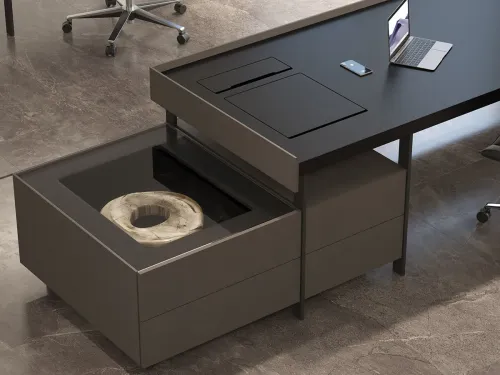 Titanium Meşe masa, entegre keson düzeni, siyah lake detaylar ve cam vitrin modülü THEO’nun koleksiyoner ruh için ofis mobilyası karakterini tamamlar.