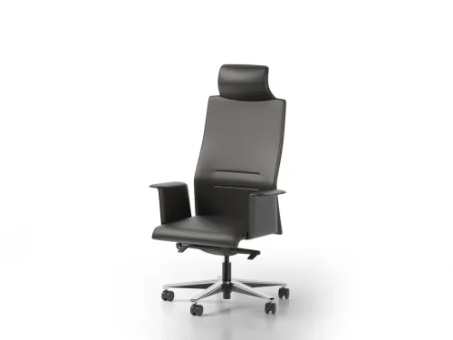 WORD siyah deri yönetici koltuğu, açılı görünümde modern ofis koltuğu çizgisini, ergonomik destek hissini ve premium makam koltuğu duruşunu birlikte gösterir.