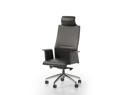 Açılı ön görünümde WORD Yönetici, kıvrımlı deri kolları, ergonomik oturum yapısı ve tekerlekli alüminyum ayağıyla modern yönetici alanlarına uyum sağlar.