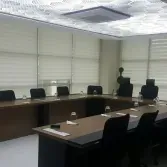 Yeşilyurt İnşaat A.Ş projesinde toplantı masası düzeni ve siyah ofis koltukları, kurumsal karar alanı için sade ve işlevsel bir atmosfer oluşturur.